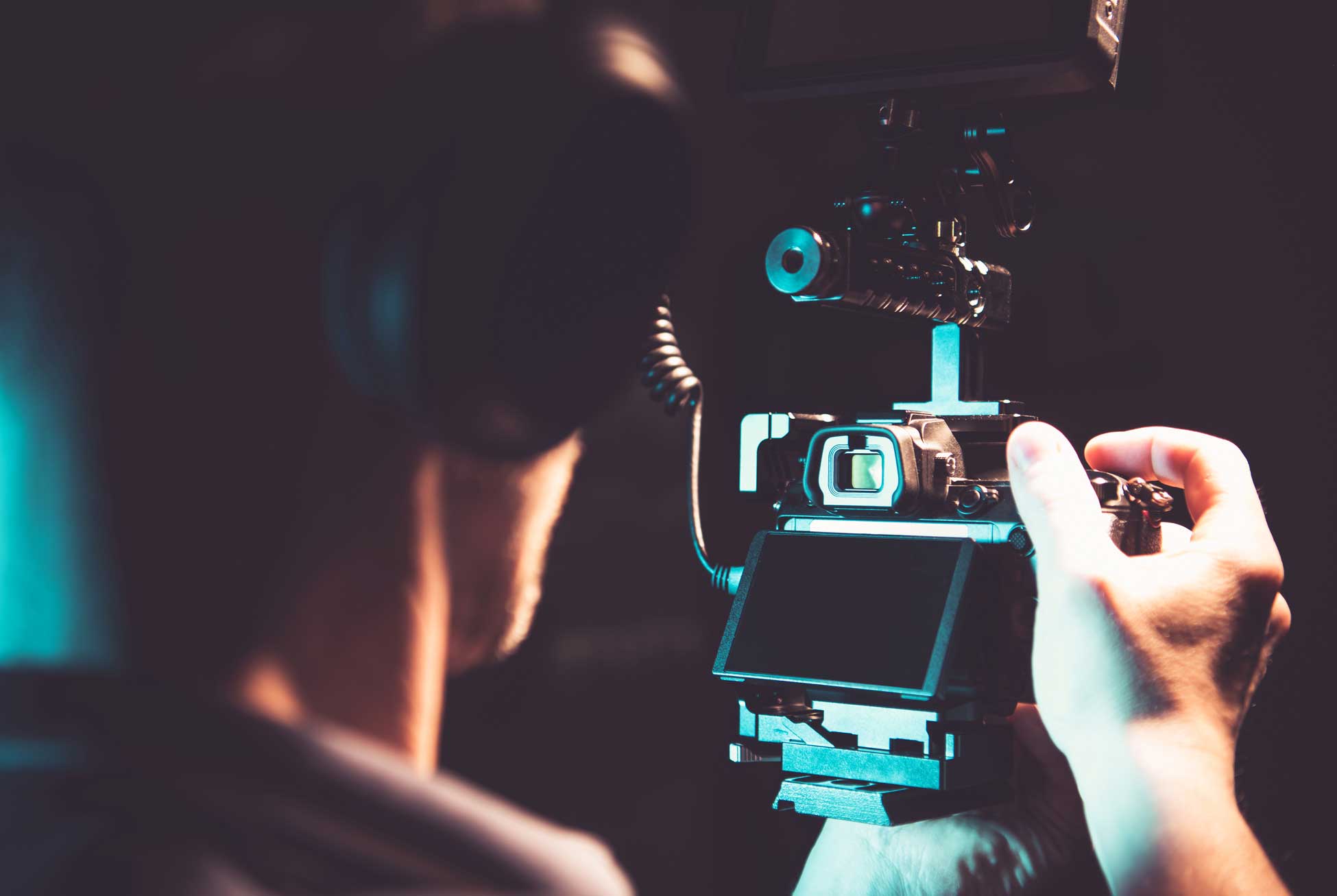 man maakt opname met camera