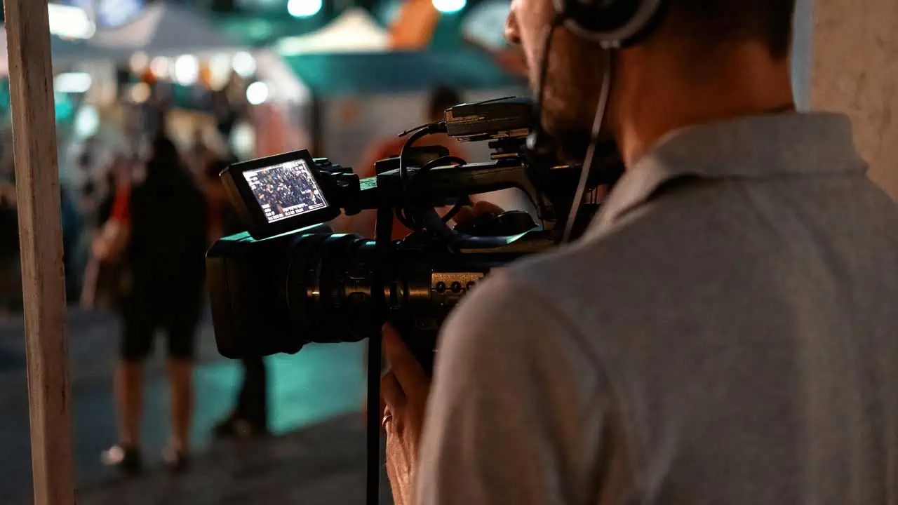 man maakt opname met een camera